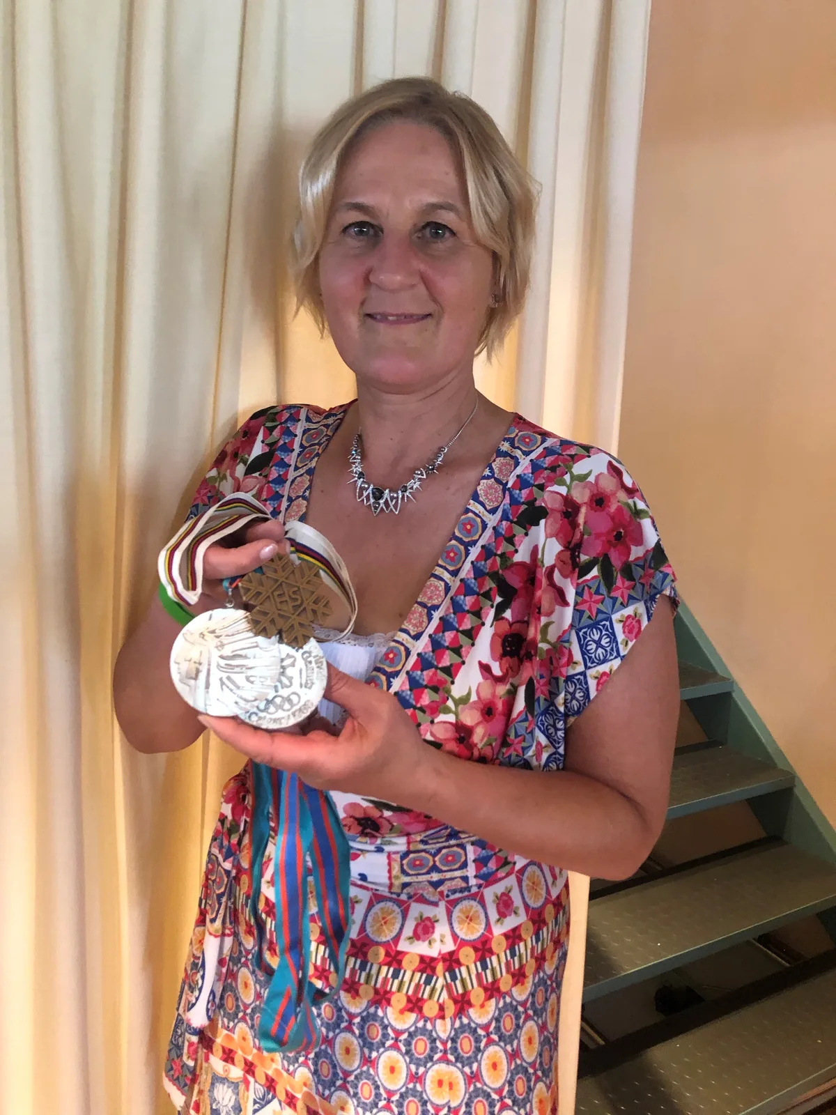 Brigitte Oertli präsentierte bei der 75-Jahr-Feier des Skiclubs Egg ihre Medaillen. (Archiv)  Aushängeschild Brigitte Oertli präsentiert seine zwei Olympia- und die WM-Medaille.